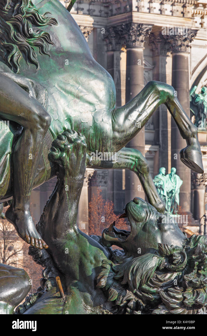 Berlino, Germania - febbraio 13, 2017: il dettaglio della scultura in bronzo lowenkampfer da albert wolff e progettato da Christian Daniel di fronte altes m Foto Stock