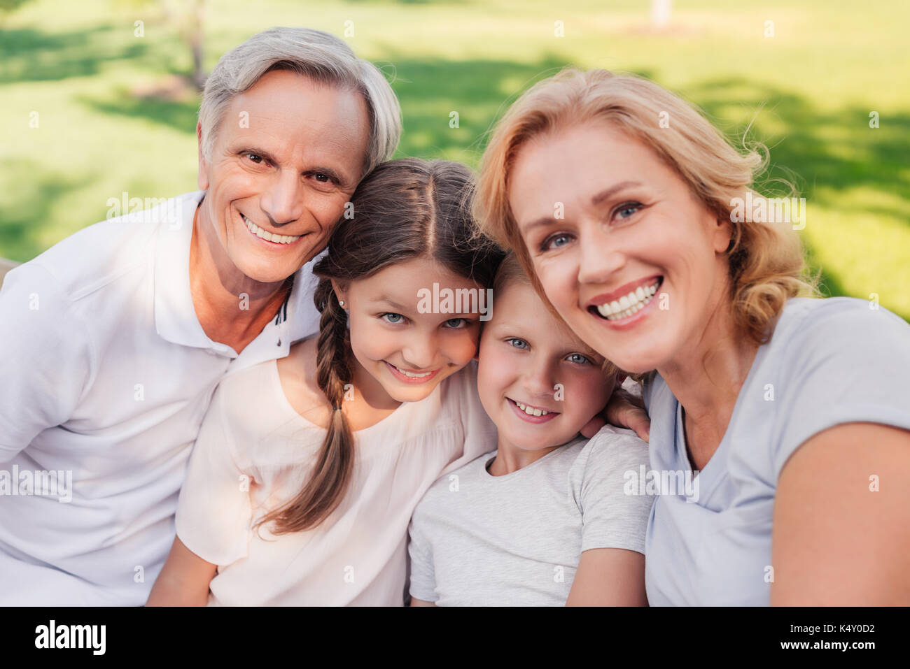 Famiglia insieme di appoggio in posizione di parcheggio Foto Stock