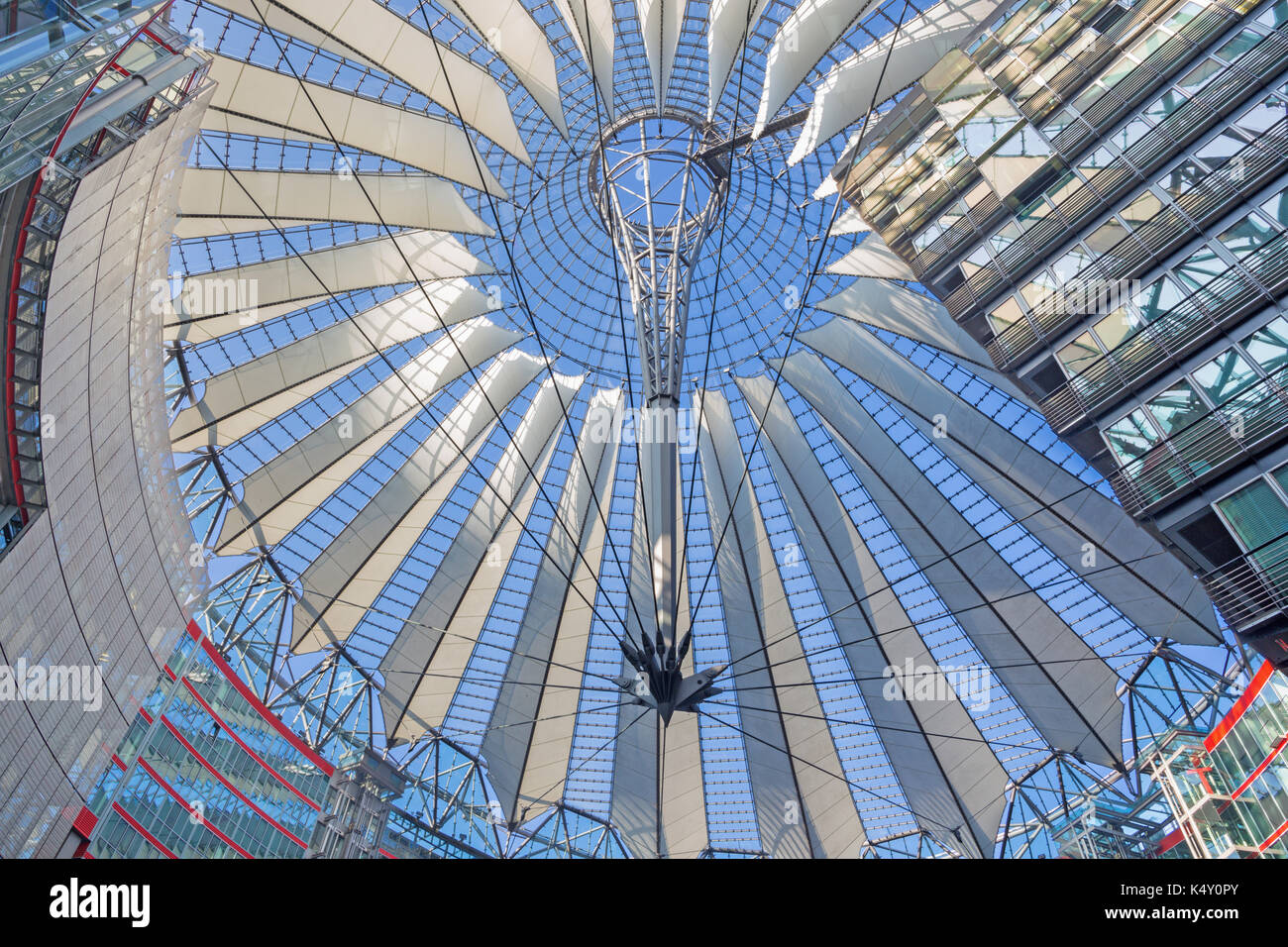 Berlino, Germania - febbraio 15, 2017: la costruzione della cupola del Sony Centre di mattina. Il centro è stato progettato da Helmut Jahn e Peter Walker Foto Stock