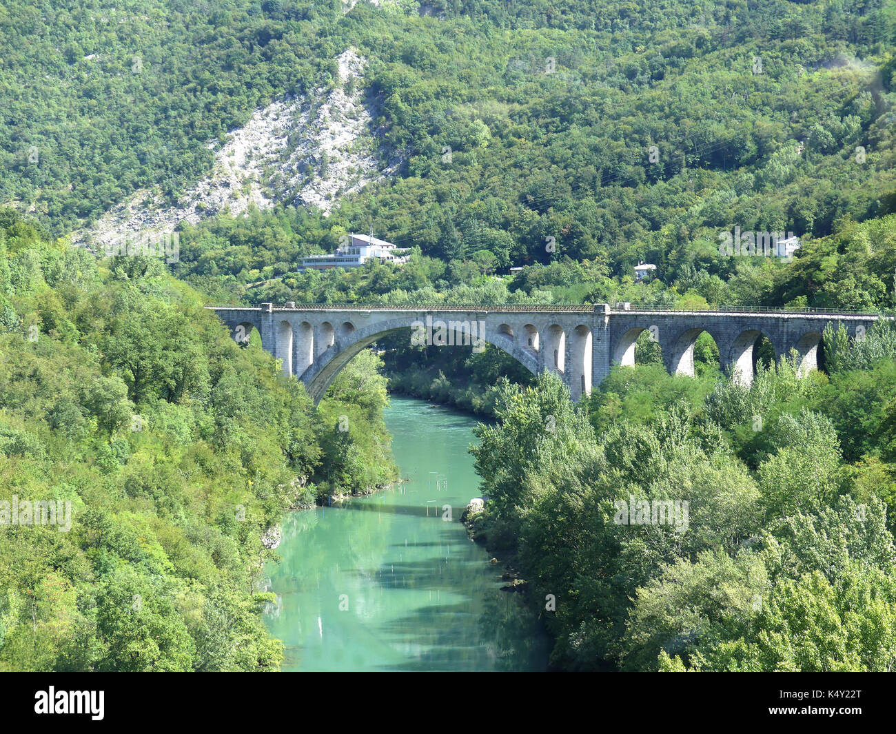 Slovenia il Ponte Solkan sul fiume Soca nella regione di Goriska Brda. Foto: Tony Gale Foto Stock