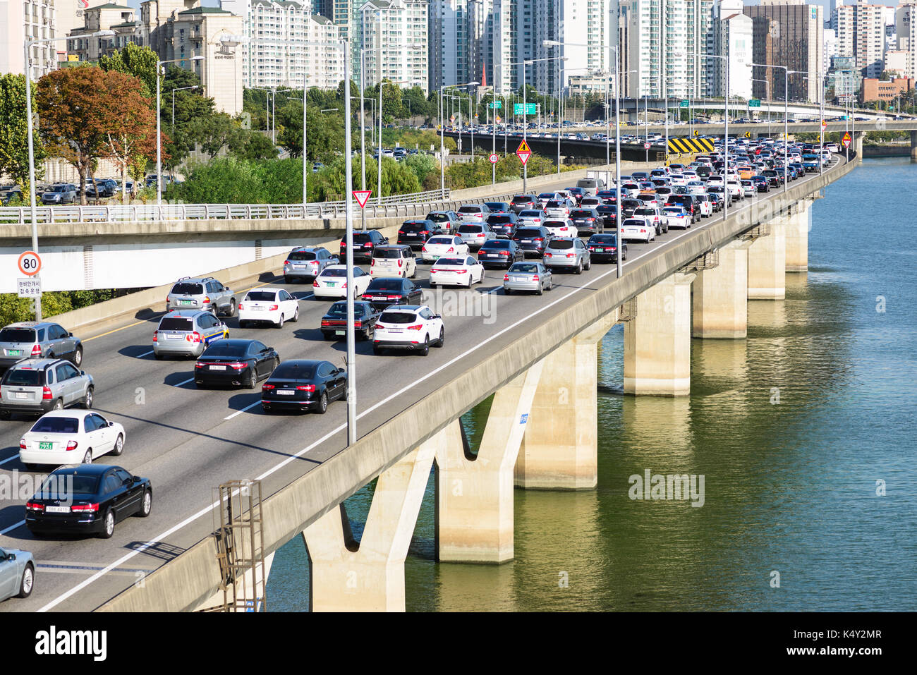 Traffico su autostrada, COREA DEL SUD, Seoul, 27 settembre 2015 Foto Stock