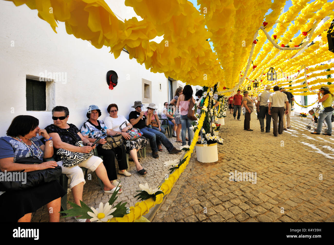 Strade decorate con fiori di carta. persone festeggiamenti (festas do povo). Campo Maior, Portogallo Foto Stock