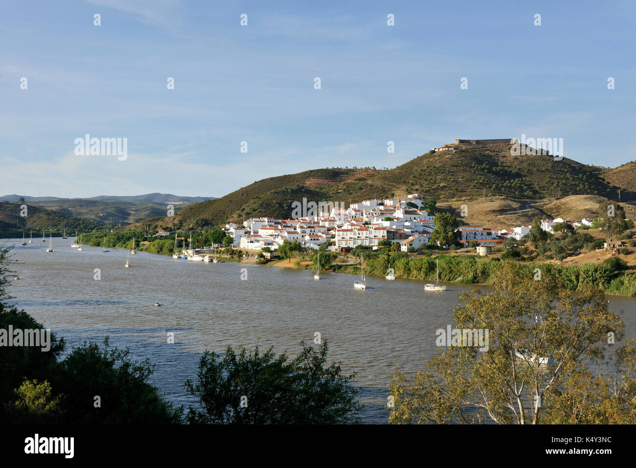 A sanlucar de guadiana e il fiume Guadiana. Algarve Portogallo Foto Stock