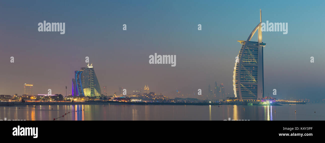 Dubai, Emirati Arabi Uniti - 30 marzo 2017: la skyline serale panorama con il burj al arab e la Jumeirah Beach Hotel e aperto di Jumeriah Beach. Foto Stock
