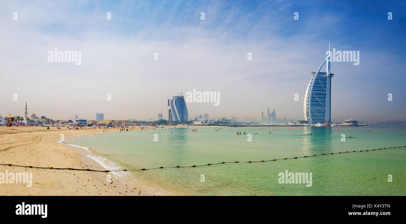 Dubai, Emirati Arabi Uniti - 30 marzo 2017: la skyline serale con il burj al arab e la Jumeirah Beach Hotel e aperto di Jumeriah Beach. Foto Stock