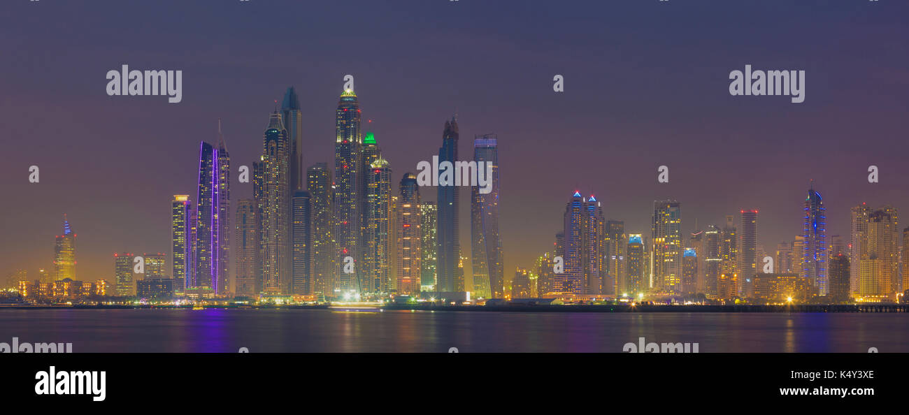 Dubai - Serata panorama di marina towers. Foto Stock