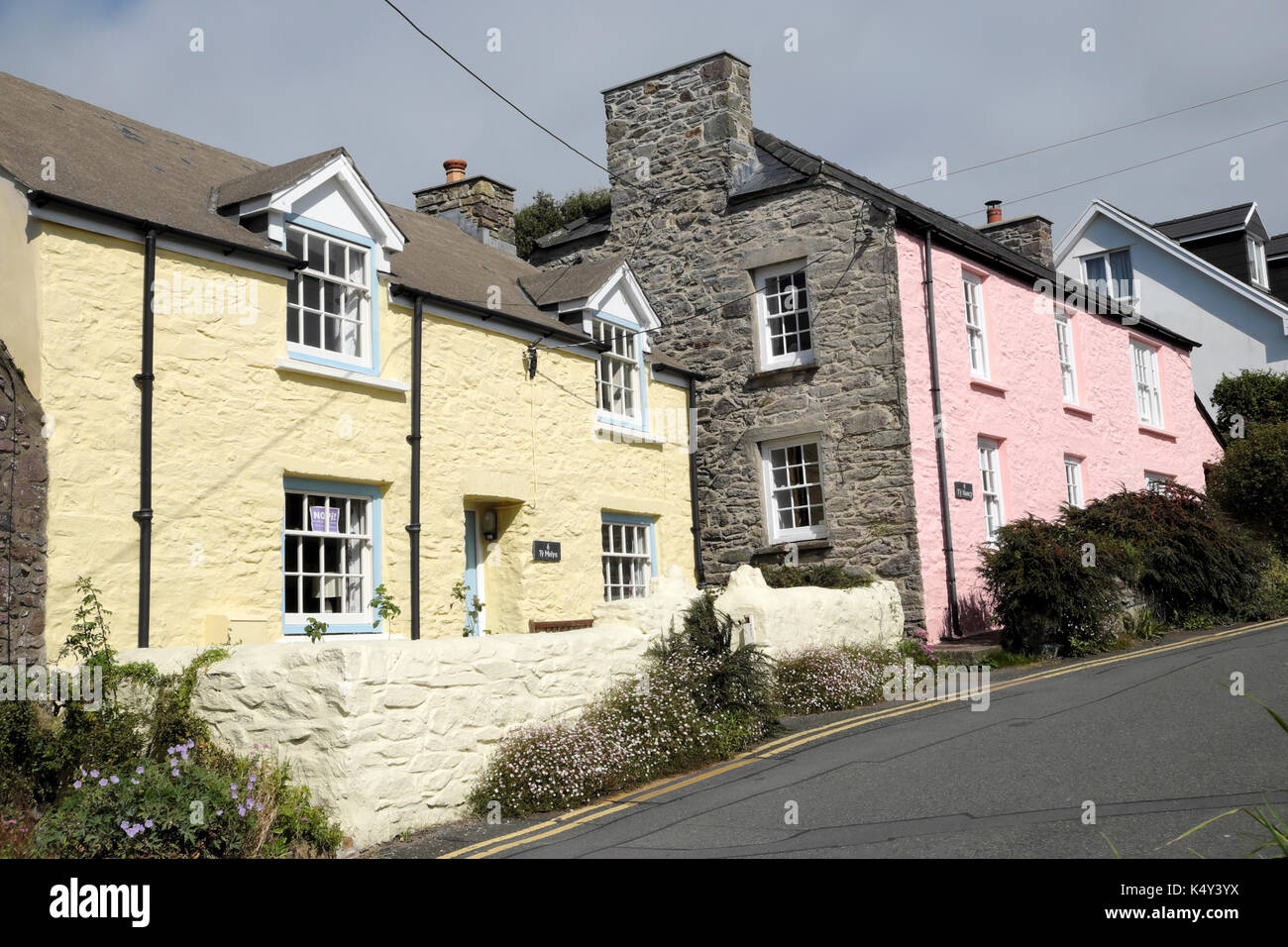 Vista esterna di attraente cottage in pietra e case tradizionali su una collina nella città di St Davids, Pembrokeshire, Galles occidentale Regno Unito KATHY DEWITT Foto Stock