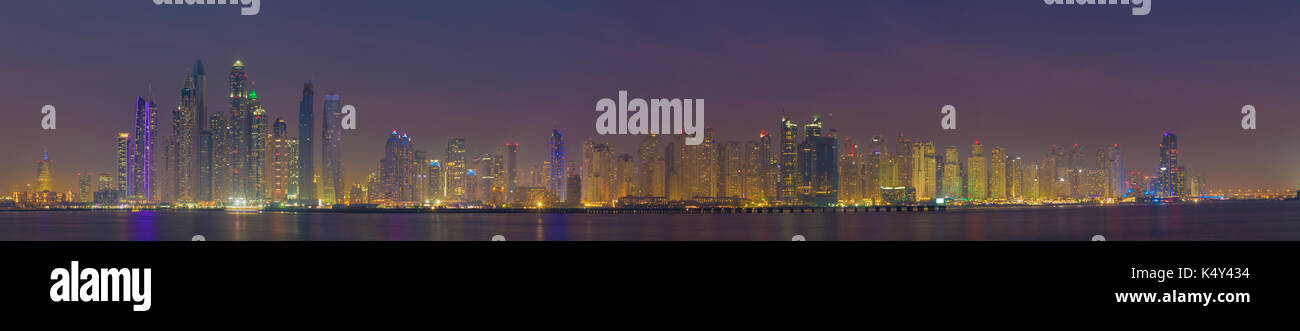 Dubai - Serata panorama di marina towers. Foto Stock