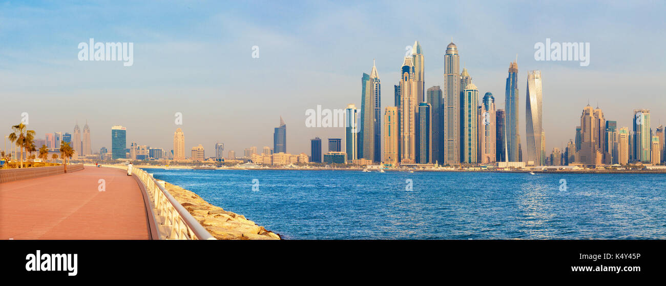 Dubai - Serata panorama delle torri di marina e il lungomare di Palm Island. Foto Stock