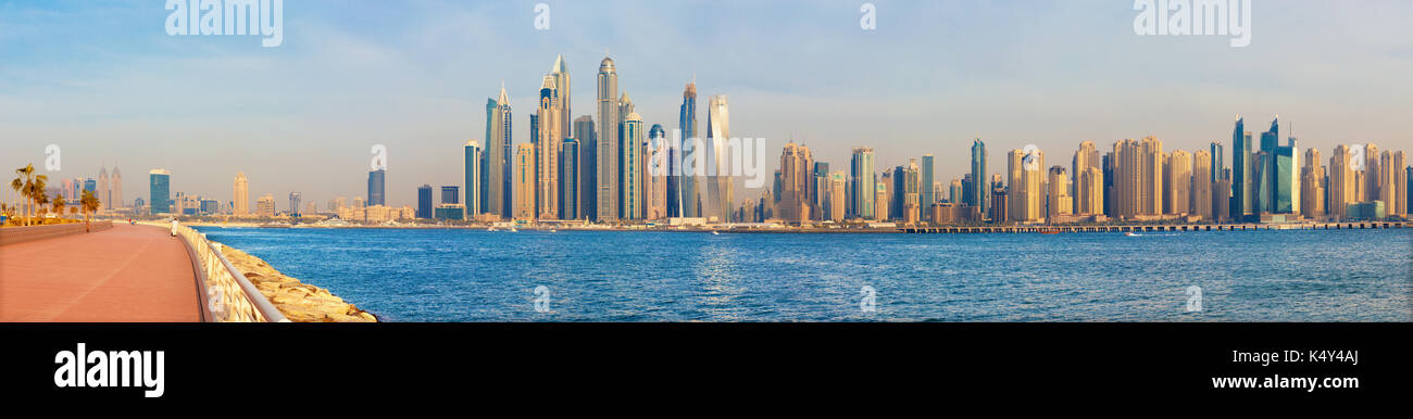 Dubai - Serata panorama delle torri di marina e il lungomare di Palm Island. Foto Stock