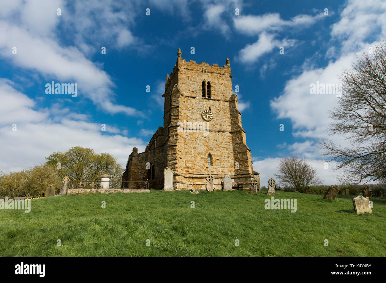 Chiesa di tutti i santi (noto anche come il rambler la chiesa) sul modo viking, walesby, lincolnshire wolds, Regno Unito - 7 aprile 2017 Foto Stock