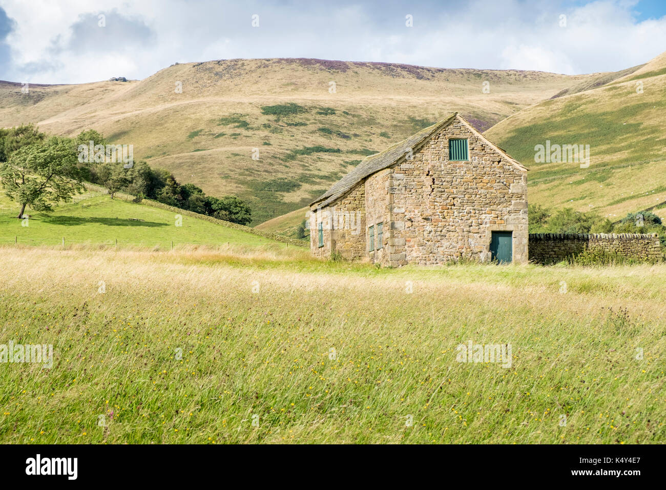 Il vecchio fienile con Crowden Clough e Kinder Scout dietro. Cabina superiore, vale di Edale, Derbyshire, Parco Nazionale di Peak District, England, Regno Unito Foto Stock