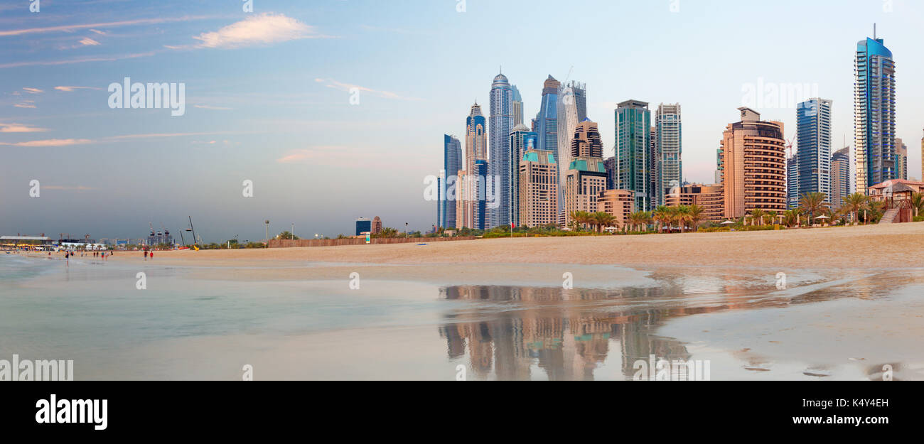 Dubai - la marina towers dalla spiaggia nella luce della sera. Foto Stock