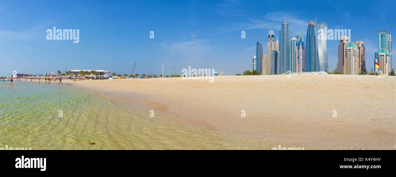 Dubai - panoramy con la marina towers dalla spiaggia. Foto Stock