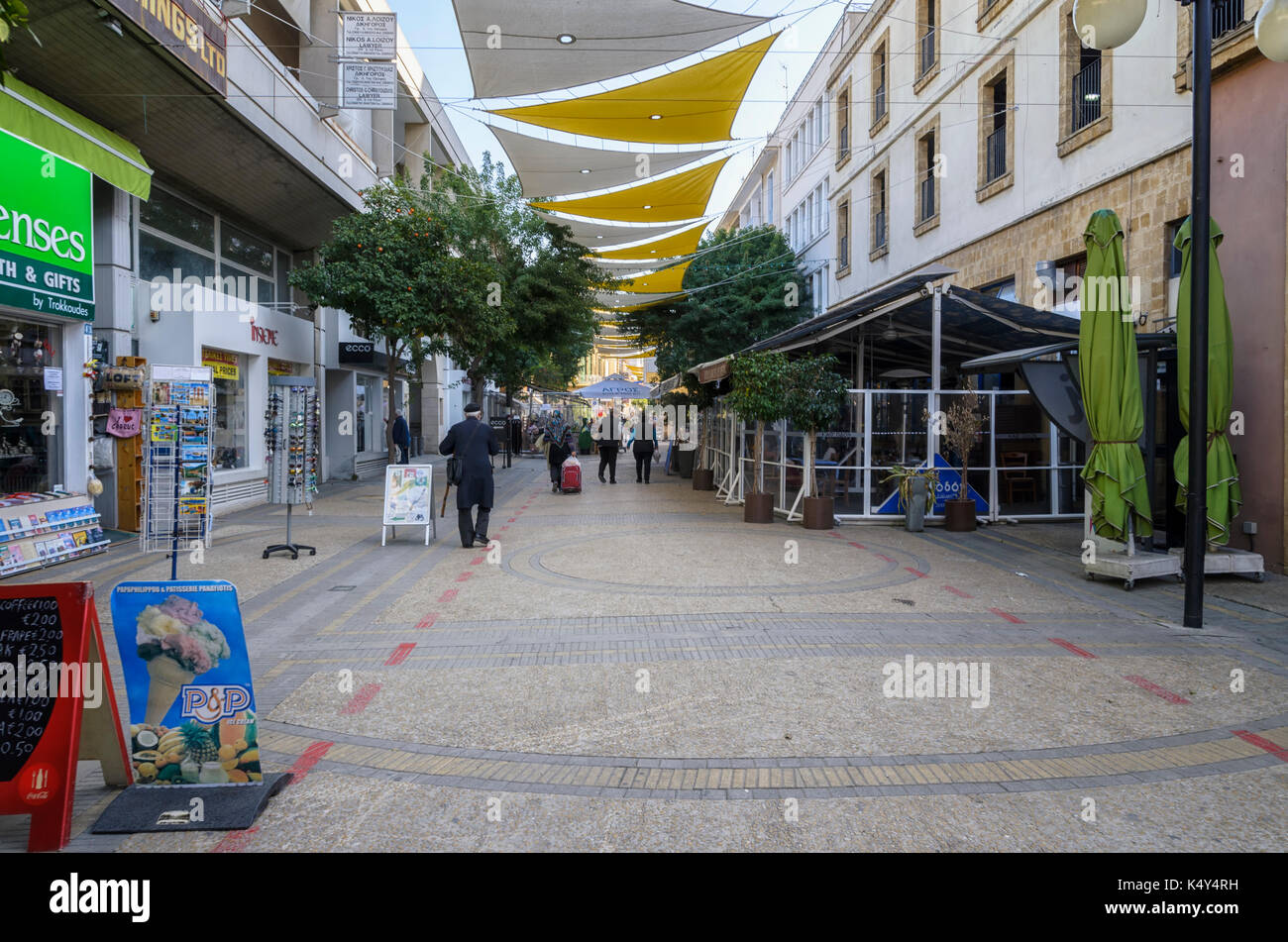 Nicosia - marzo 21, 2017 : la gente che camminava sul Ledra Street a marzo 21, 2017 a Nicosia, Cipro ed è una strada principale nel centro di Nicosia Foto Stock