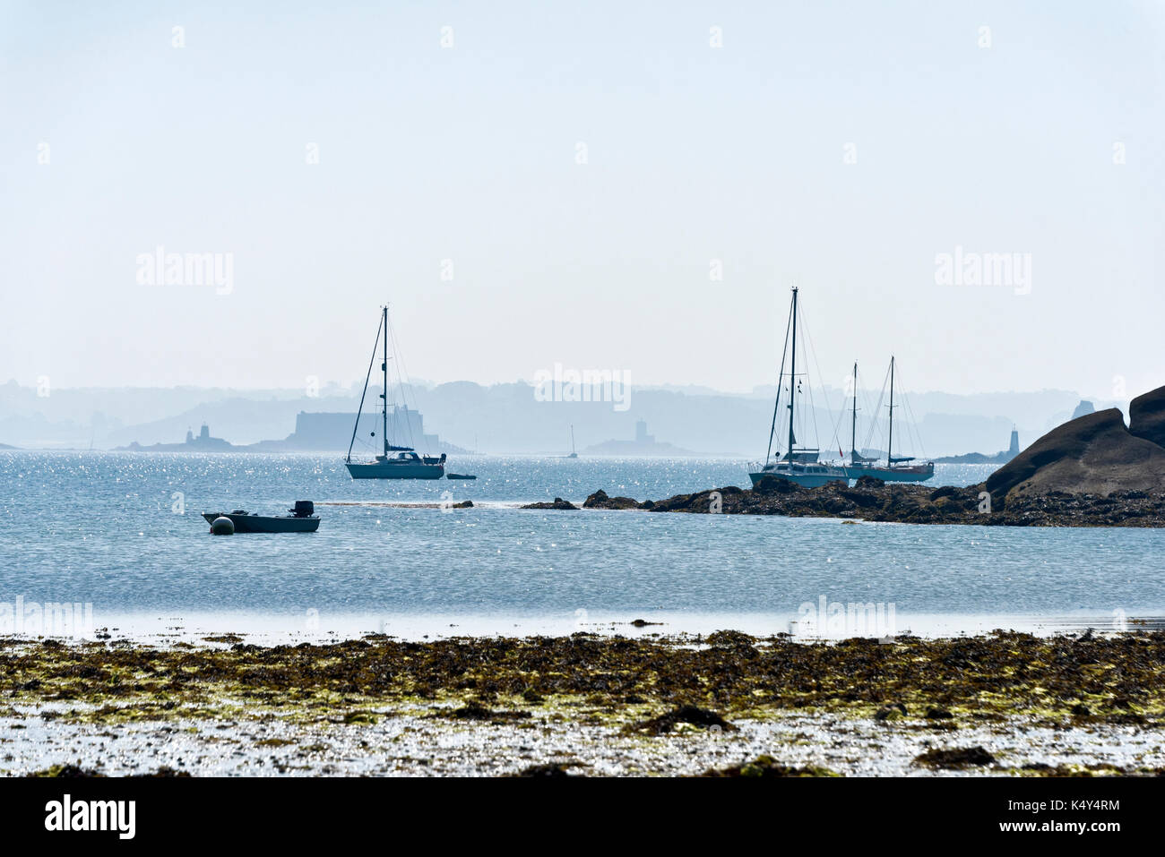 Ancoraggio al riparo off ille callot in Morlaix Bay a nord brittant francia Foto Stock