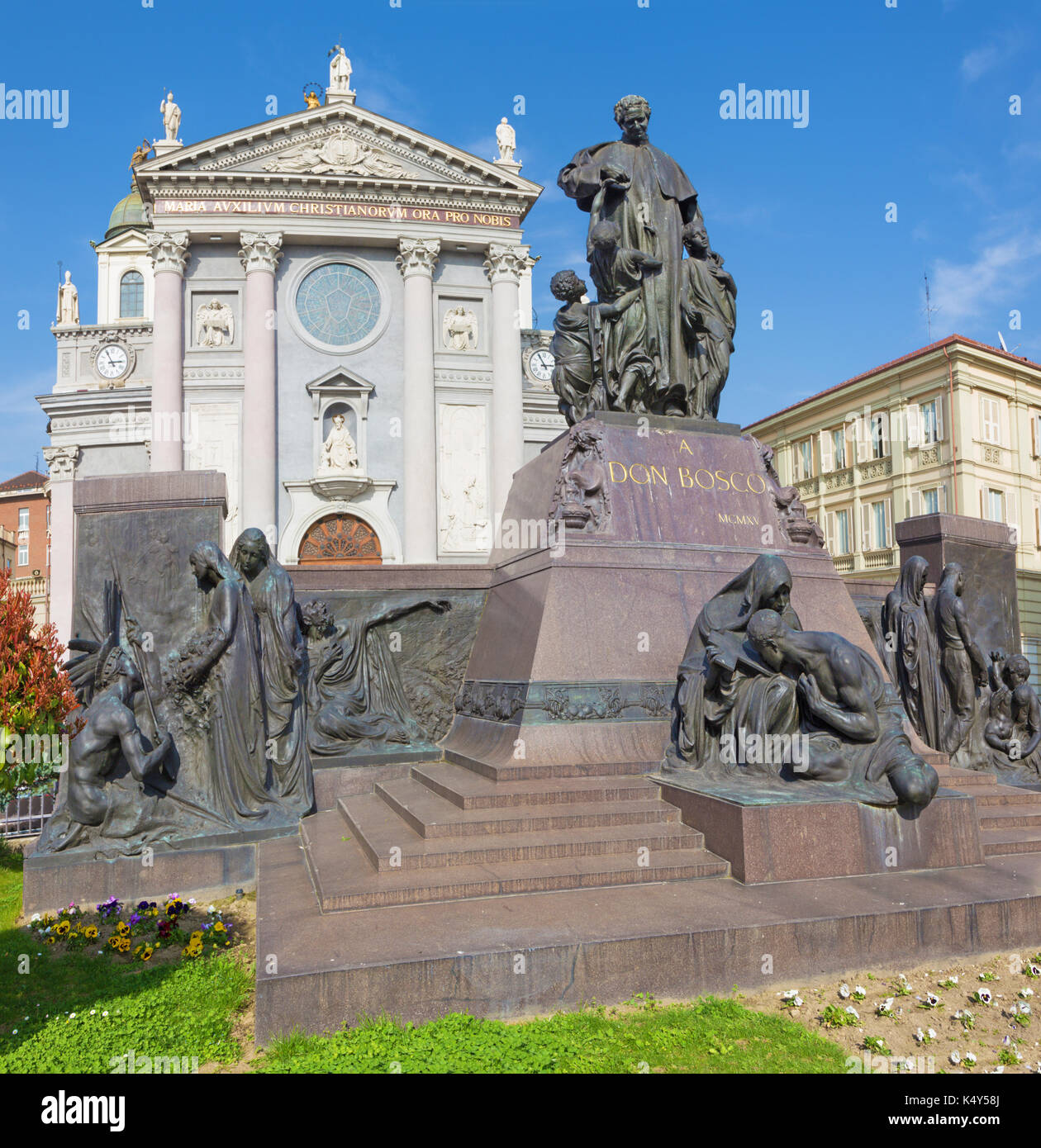 Torino, Italia - 15 marzo 2017: la statua di don Bosco fondatore dei Salesiani davanti alla basilica di Maria ausilatrice (basilica di Maria Aiuto) da Gae Foto Stock