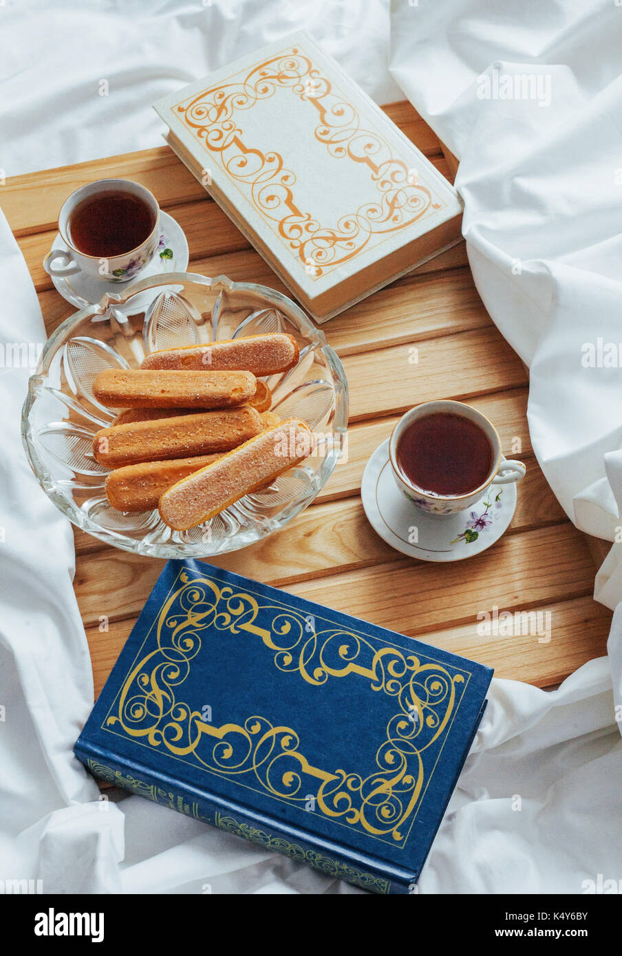 Tazza di tè, biscotti e libri isolato Foto Stock