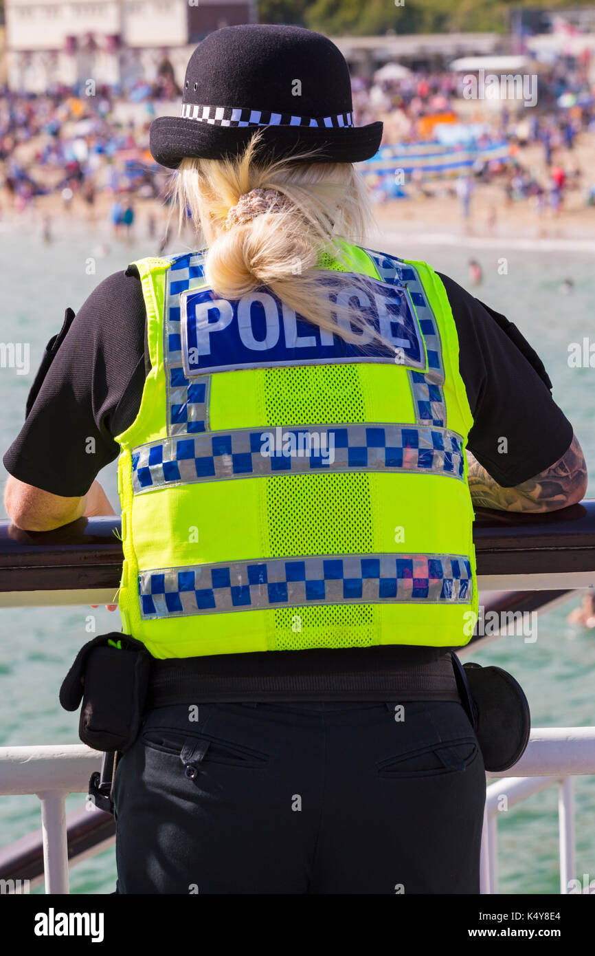 Polizia, poliziotta, a dovere sul molo di Bournemouth durante il Bournemouth Air Festival a Bournemouth Dorset Regno Unito nel mese di settembre Foto Stock