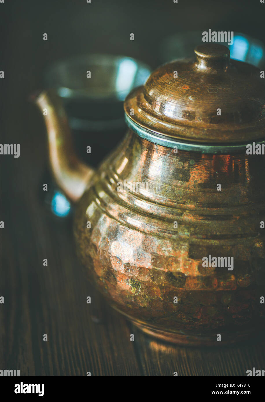 Oriental medio orientale pentola di tè e tè nero in bicchieri Foto Stock