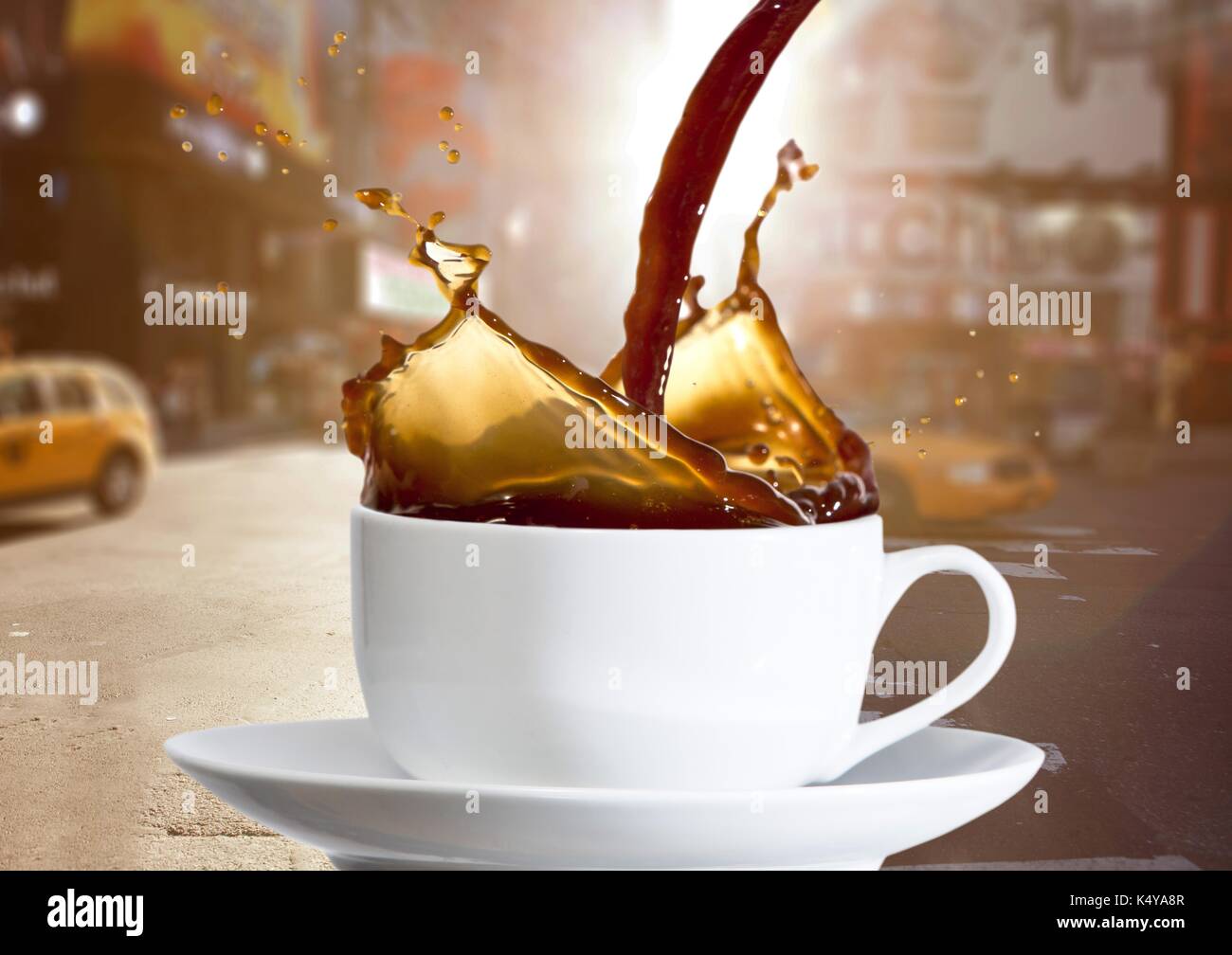 Composito Digitale del caffè è versata nella tazza bianca contro sfocata street con razzi Foto Stock