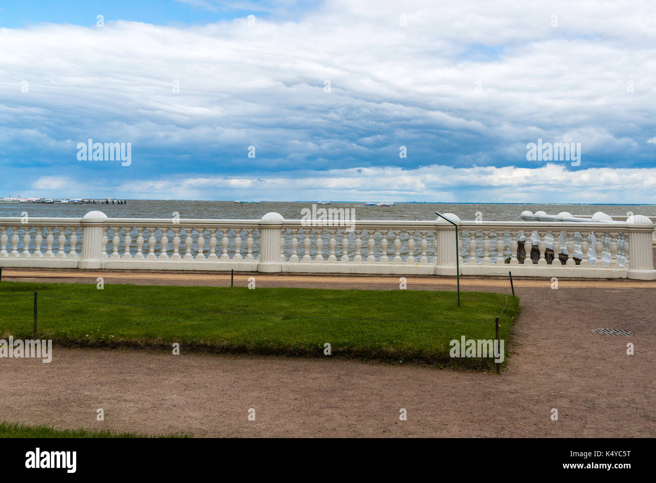 Il golfo di Finlandia da embankment a Peterhof, Russia Foto Stock