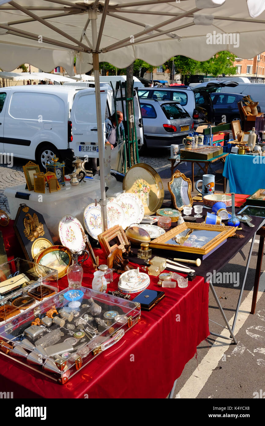 Mercato di antiquariato si spegne nelle Marche aux Puces, il mercato delle pulci, Porte de Vanves a Parigi Foto Stock