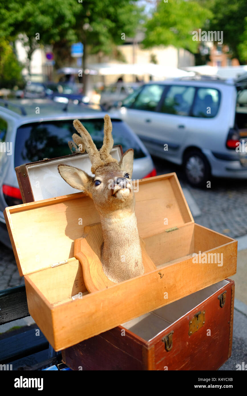 Mercato di antiquariato si spegne nelle Marche aux Puces, il mercato delle pulci, Porte de Vanves a Parigi Foto Stock