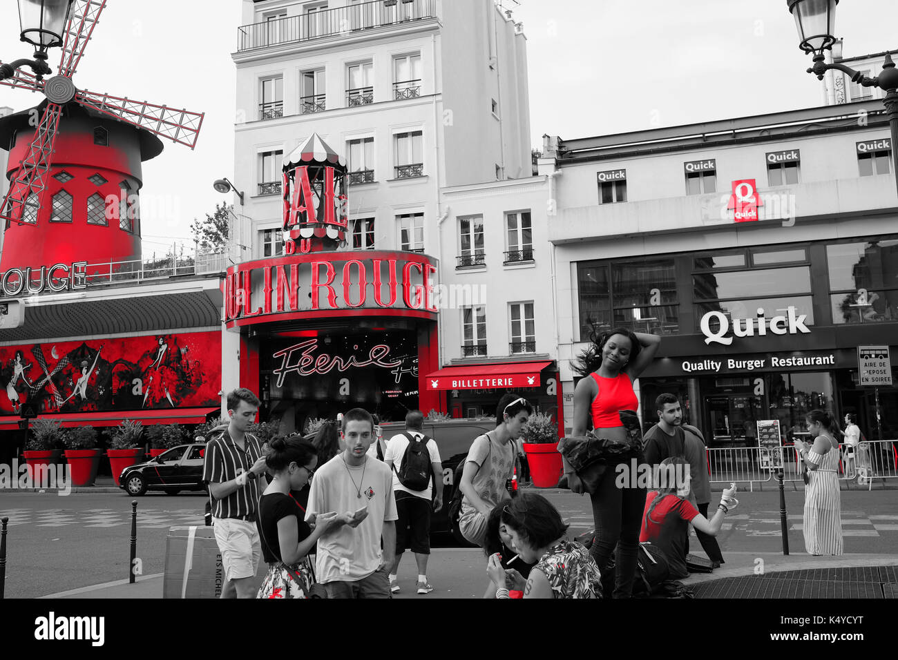 Il Moulin Rouge Cabaret club in Boulevard de Clichy Pigalle vicino a Montmartre, Parigi con il colore rosso trattenuta su un nero e sfondo bianco Foto Stock
