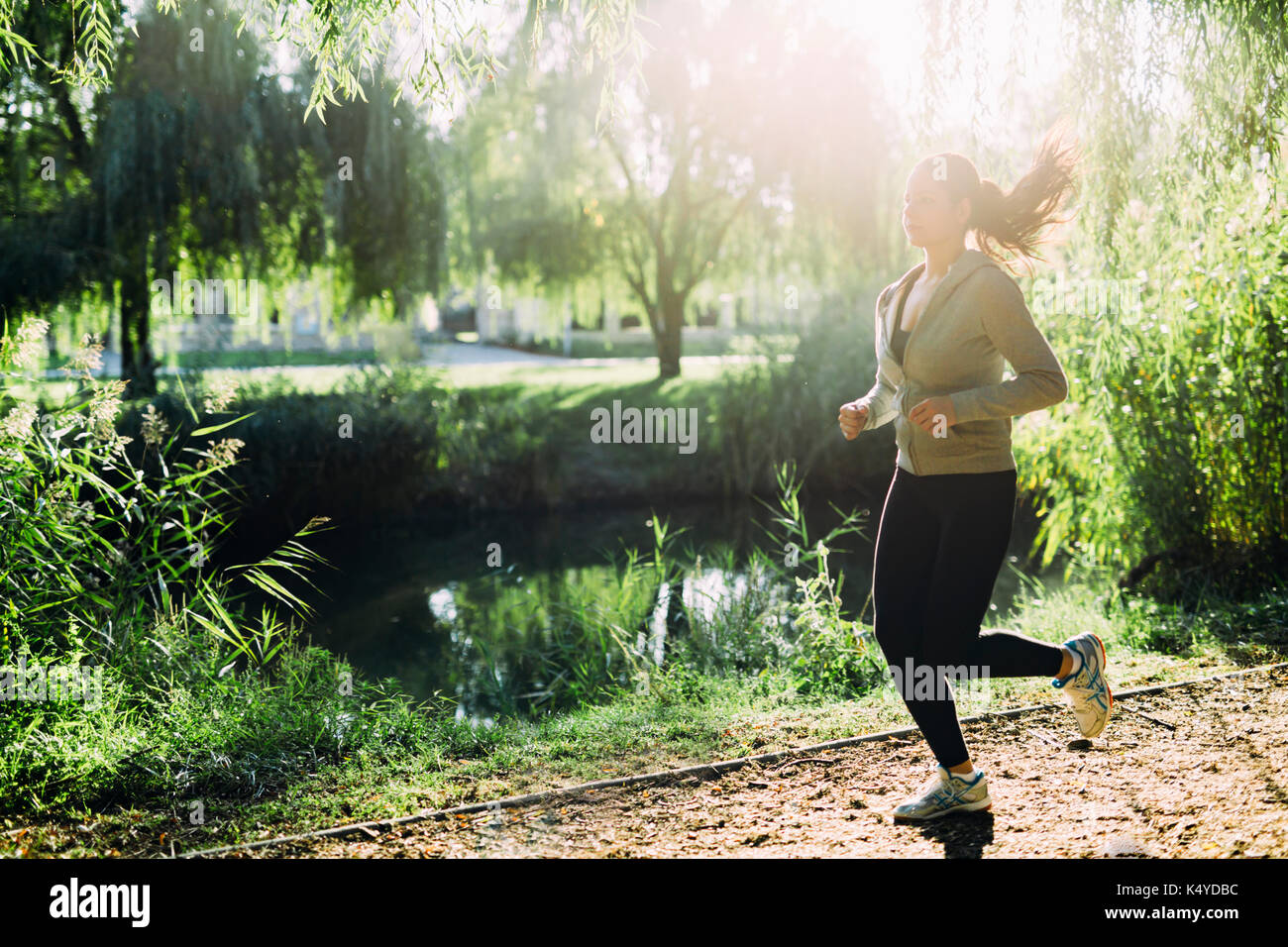 Ragazza sportiva jogging nella natura Foto Stock