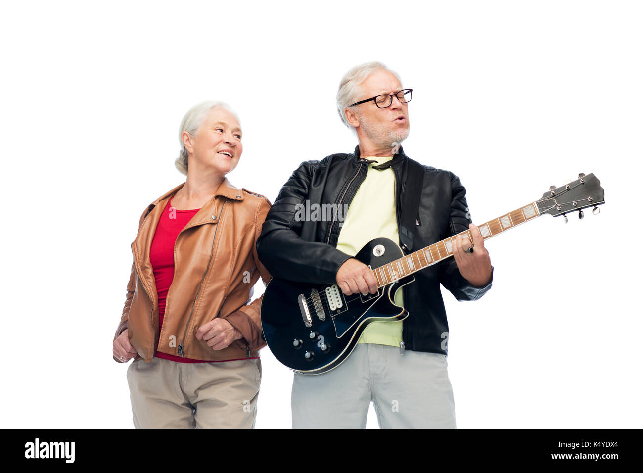 Musica, età e persone concetto - felice coppia senior con chitarra elettrica Foto Stock