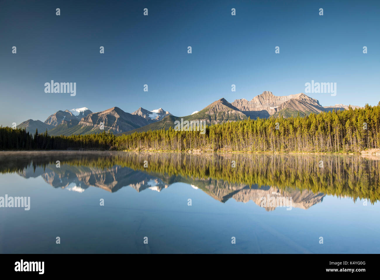 Herbert lago con atmosfera mattutina, la riflessione della gamma di prua, il parco nazionale di Banff, Canadian Rocky Mountains, Alberta Foto Stock