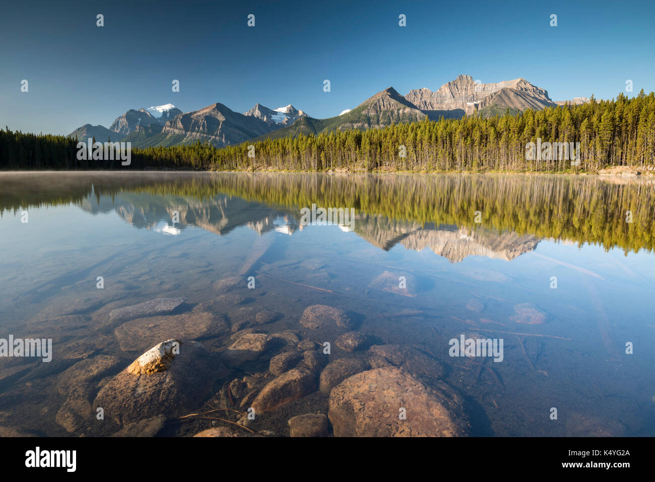 Herbert lago con atmosfera mattutina, la riflessione della gamma di prua, il parco nazionale di Banff, Canadian Rocky Mountains, Alberta Foto Stock