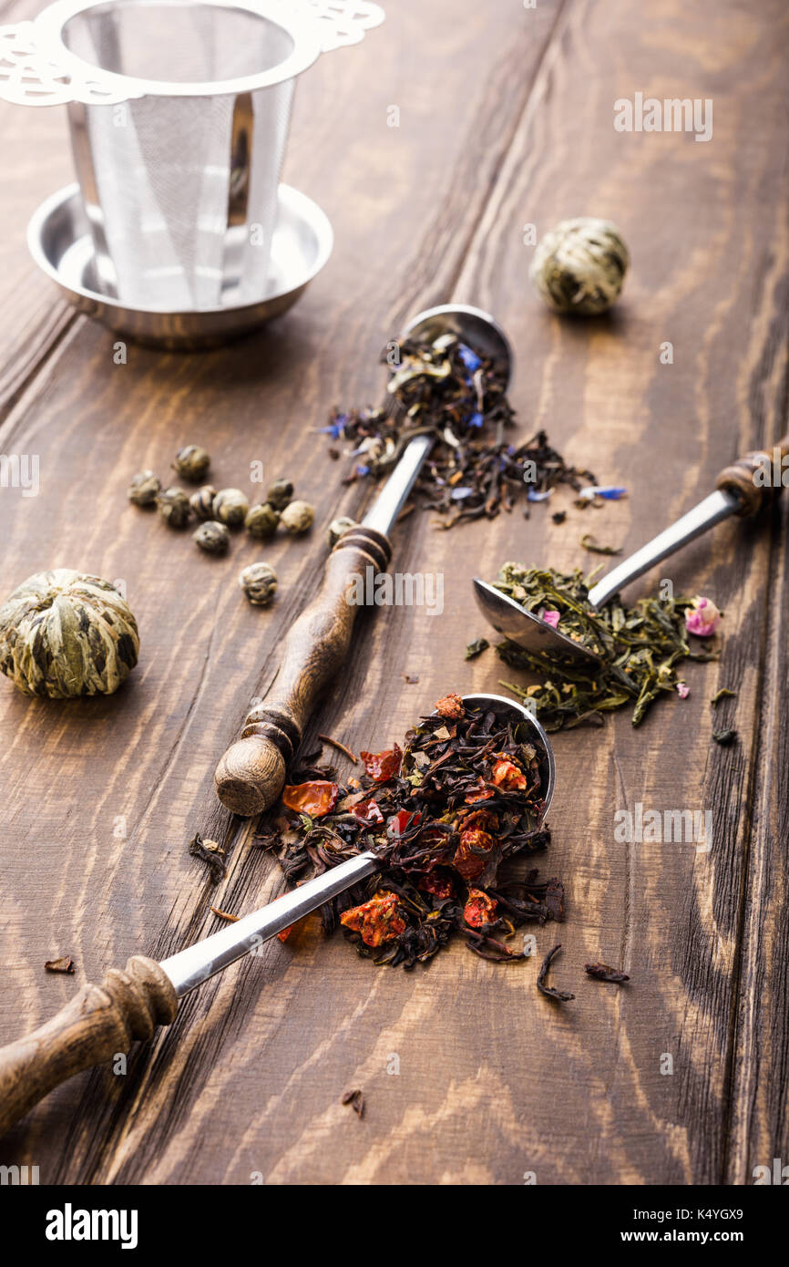 Sfondo con diversi tipi di foglie di tè Foto Stock