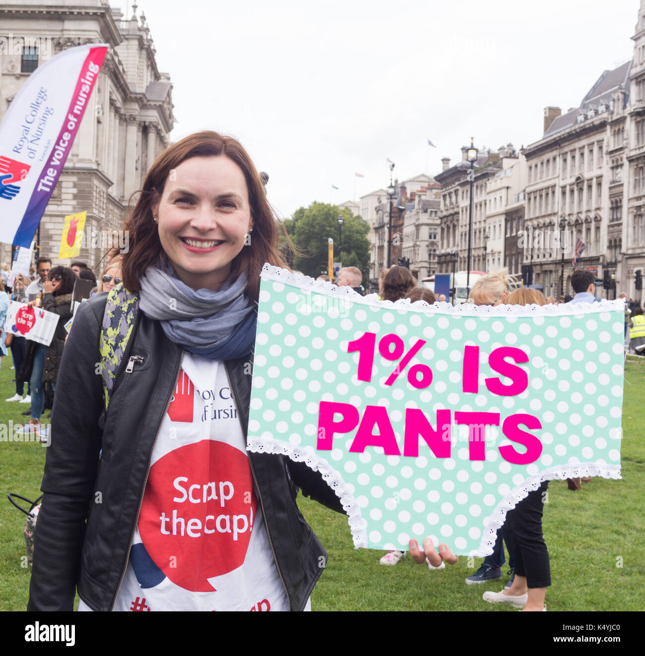 Londra (Regno Unito), 6 settembre 2017 migliaia di infermieri, membri del pubblico e altri operatori sanitari provenienti da tutto il Regno Unito si sono riuniti in Piazza del Parlamento per protestare contro il tetto salariale del governo. Bridget Catterall/Alamy Live News Foto Stock