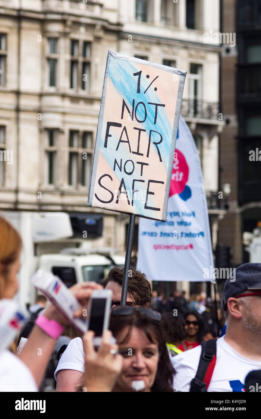 Londra (Regno Unito), 6 settembre 2017 migliaia di infermieri, membri del pubblico e altri operatori sanitari provenienti da tutto il Regno Unito si sono riuniti in Piazza del Parlamento per protestare contro il tetto salariale del governo. Bridget Catterall/Alamy Live News Foto Stock