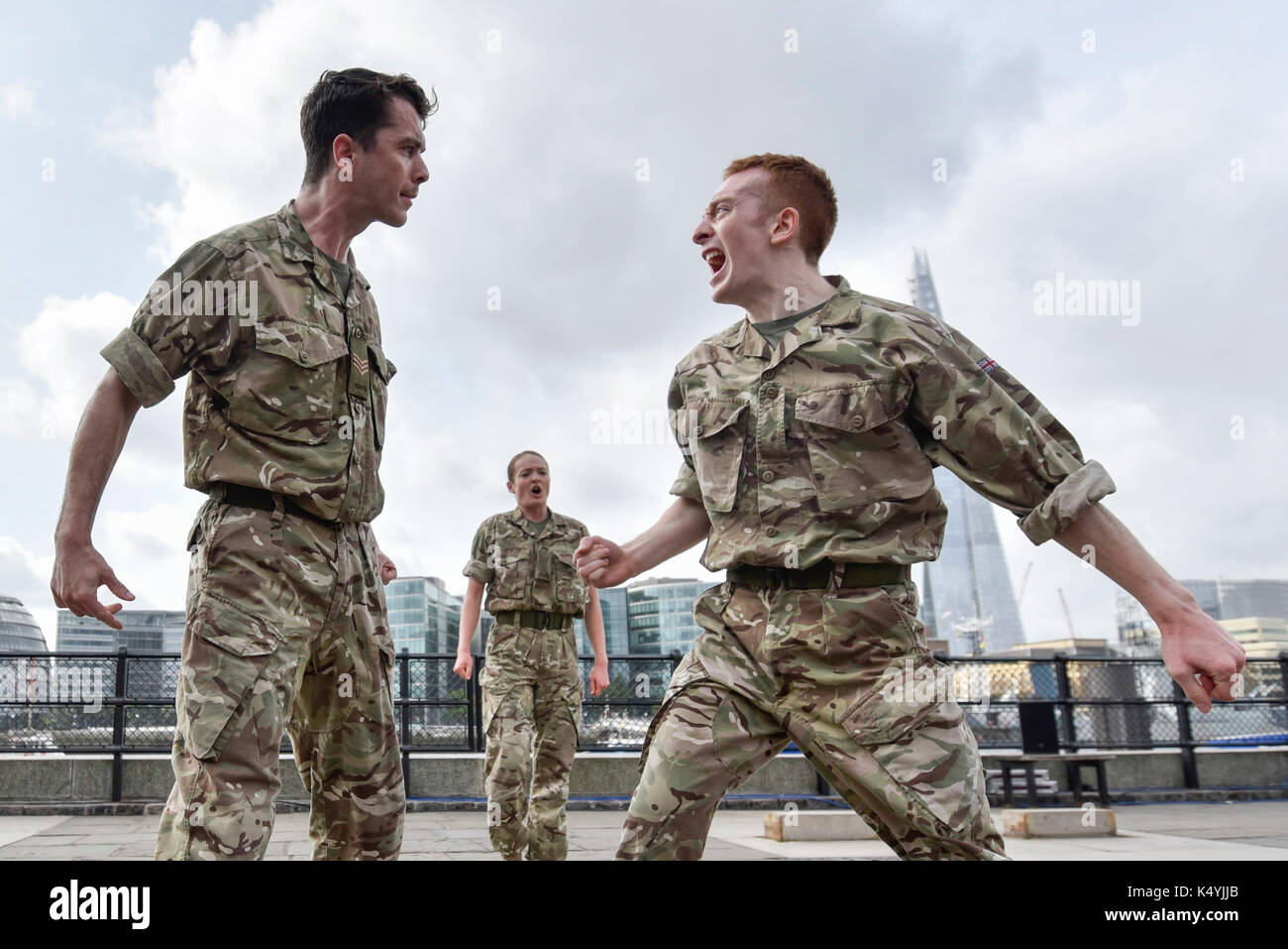 Londra, Regno Unito. Il 7 settembre 2017. Membri della Rosie Kay Dance Company eseguire i segmenti di lavoro '5 soldati: il corpo è la Frontline' a un photocall all'esterno della Torre di Londra davanti a un tour del Regno Unito, esclusivamente ai militari locali in collaborazione con l'esercito britannico. Credito: Stephen Chung / Alamy Live News Foto Stock