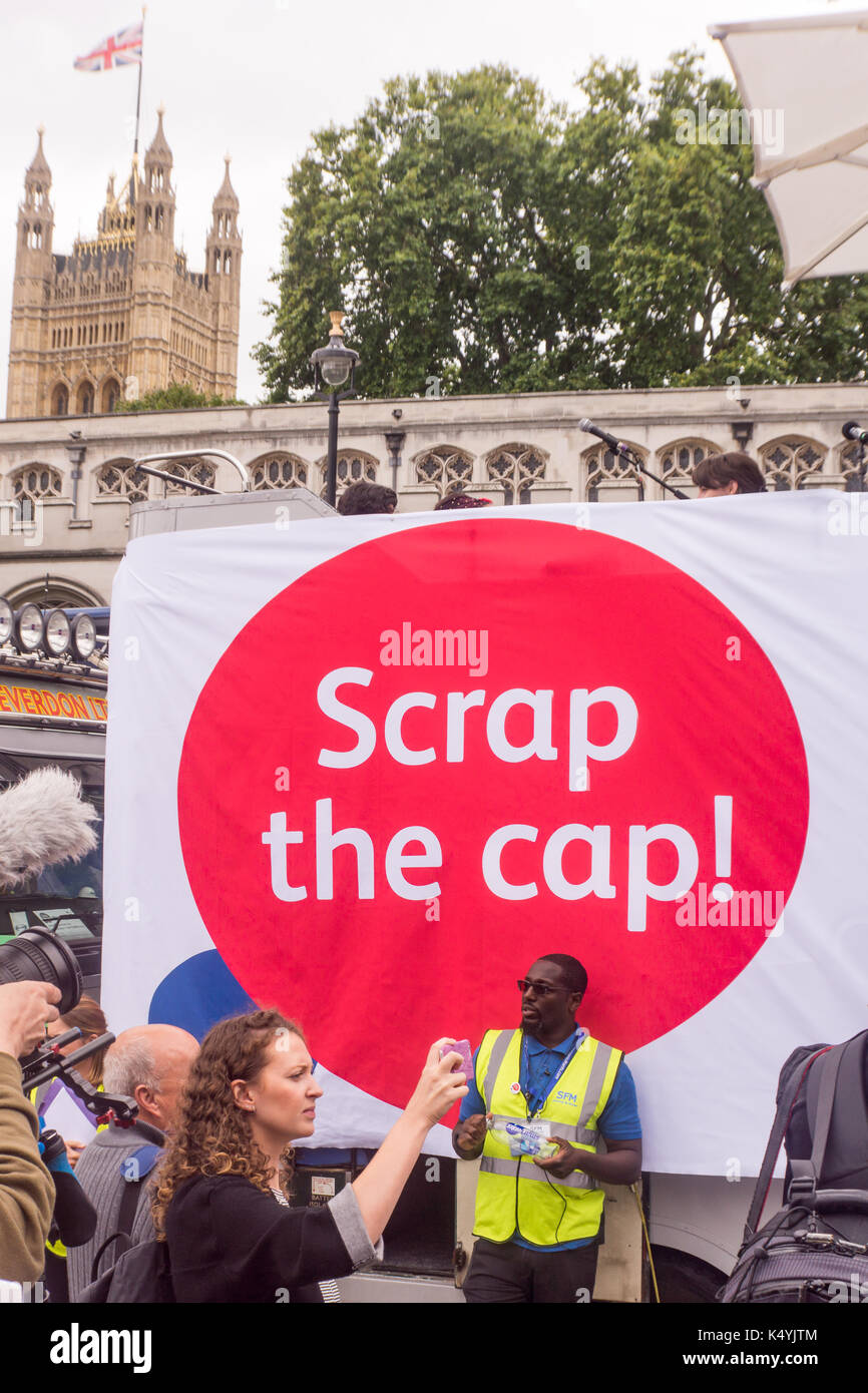 Londra (Regno Unito), 6 settembre 2017 migliaia di infermieri, membri del pubblico e altri operatori sanitari provenienti da tutto il Regno Unito si sono riuniti in Piazza del Parlamento per protestare contro il tetto salariale del governo. Bridget Catterall/Alamy Live News Foto Stock