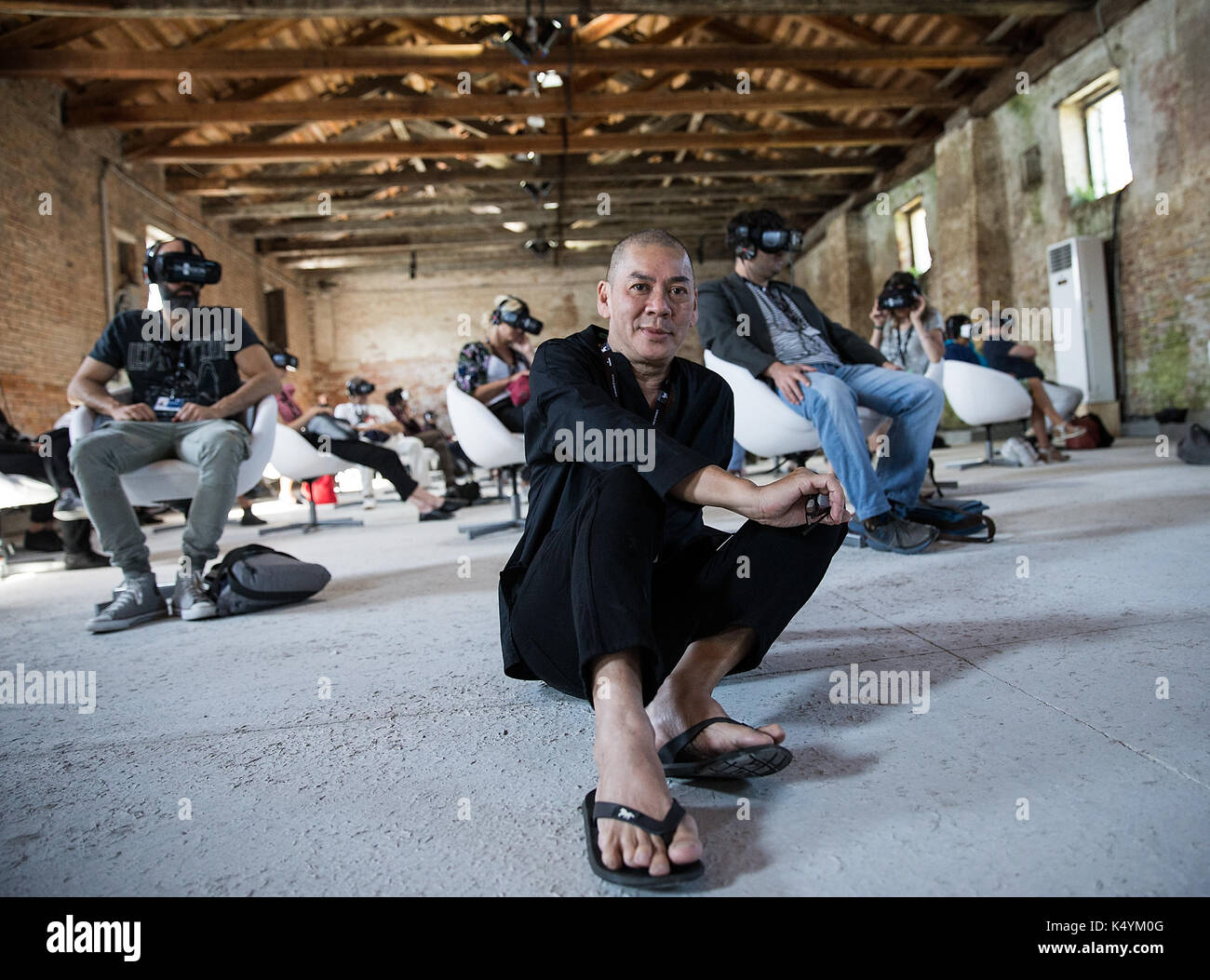 Venezia, Italia. 07Th Sep, 2017. direttore cai mingliang in posa per una foto in teatro vr durante il festival del cinema di Venezia a venezia, Italia, . con 22 titoli in competizione, la vr (realtà virtuale) programma di quest'anno il festival del cinema di Venezia ha offerto ai visitatori tre diverse aree per sperimentare la nuova tecnologia: primo, un 50-seat teatro dove hanno potuto godersi proiezioni sulla rotazione di sedie bianche per consentire una vista a 360 gradi. In secondo luogo, occhio stand up per guardare lavori interattivi; e infine, installazioni. circa 3.000 visitatori sono stati registrati fino a Sett. Credito: xinhua/alamy Foto Stock