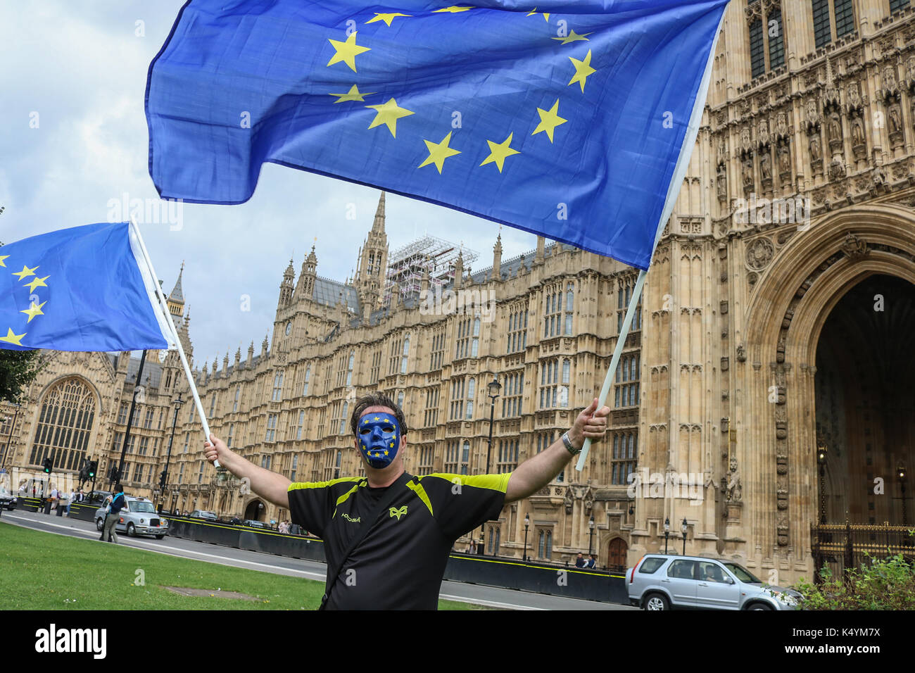Londra, Regno Unito. 7 Sep, 2017. due anti brexit manifestanti sventolano le bandiere europee al di fuori del Parlamento nella speranza che brexit non si concretizzerà dopo la Gran Bretagna hanno votato al referendum europeo il 23 giugno 2016 a lasciare l'Unione europea credito: amer ghazzal/alamy live news Foto Stock