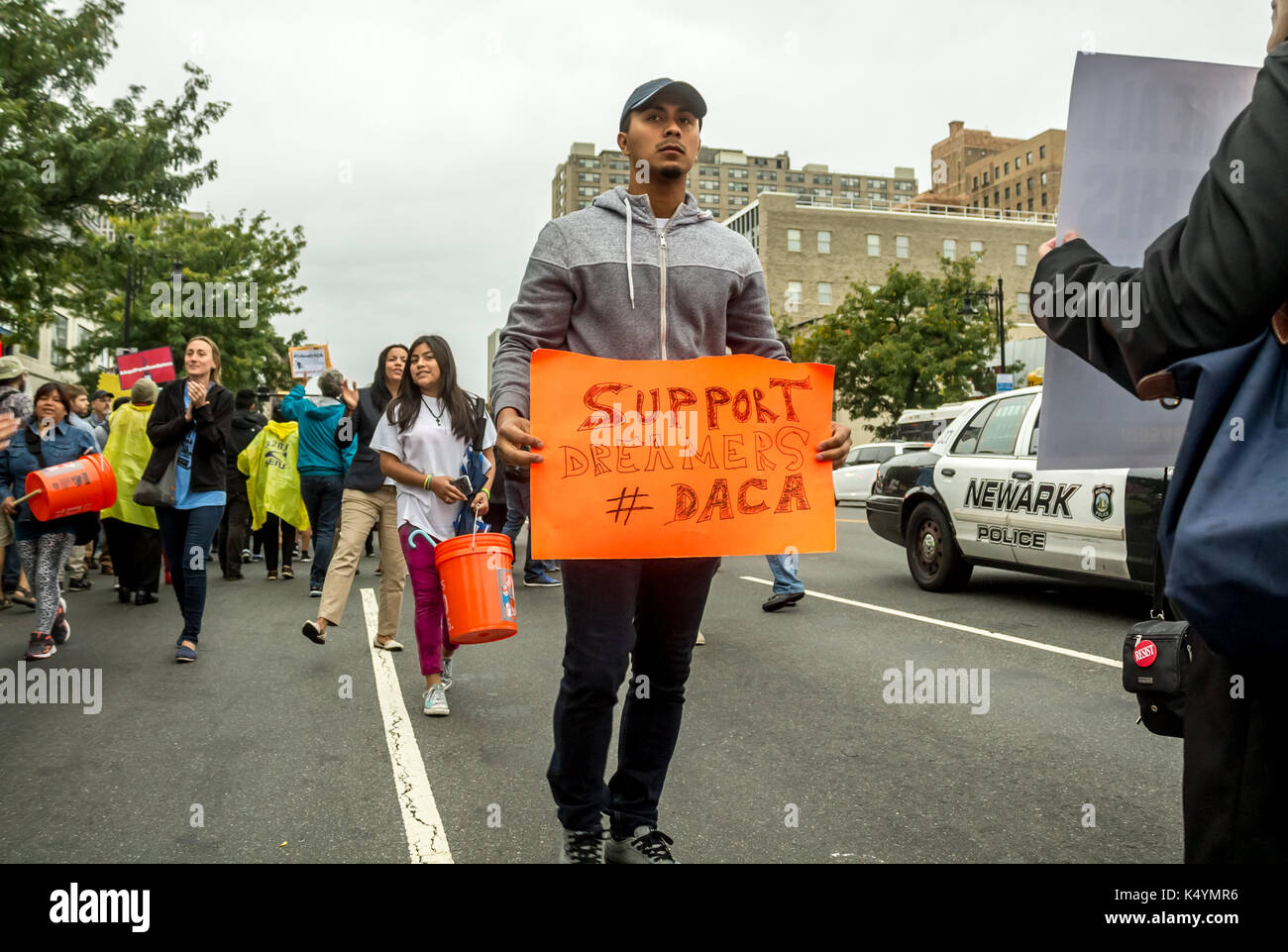 Newark, Stati Uniti. 6 settembre 2017. gli immigrati e i loro sostenitori prendere per le strade per protestare contro il presidente Donald Trump la rimozione di daca, un obama era una legislazione che permette a chi è emigrato come i bambini a rimanere negli stati uniti con un visto speciale. quasi 800.000 persone sono sotto minaccia di deportazione ora che daca è andato. La maggior parte di quelli minacciati di deportazione sono gli studenti che hanno vissuto all'interno del paese da anni attraverso il 'dalesatori act'. mack william regan / alamy live news Foto Stock