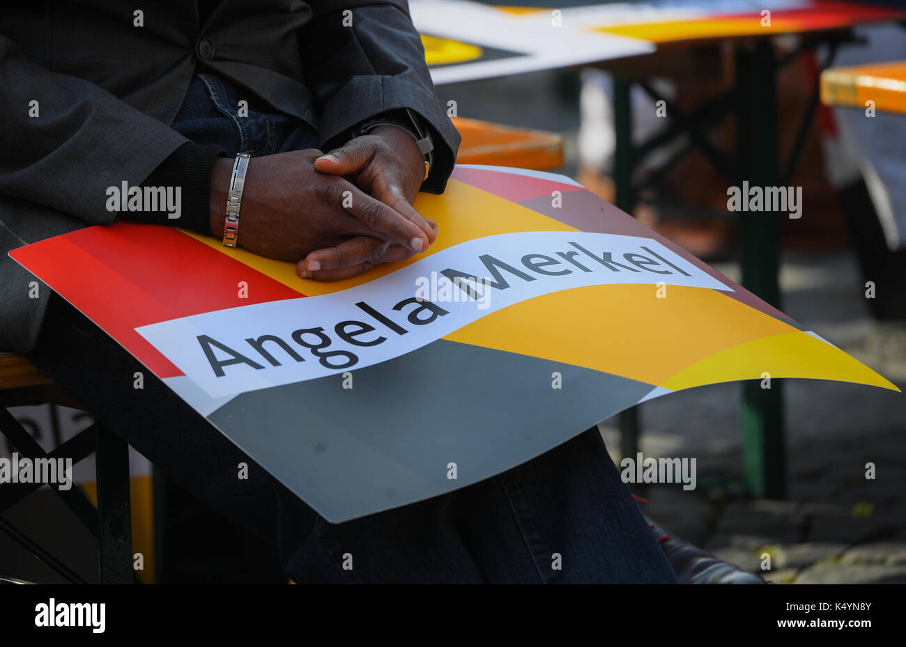 Mainz, Germania. 7 Sep, 2017. Un uomo con la pelle scura le mani giunte su un poster con il nome di Angela Merkel a un evento della campagna del partito cdu a Mainz, Germania, 7 settembre 2017. Il cancelliere tedesco parla nella capitale DELLA RENANIA-PALATINATO come parte della sua campagna tour. Le elezioni generali si svolgerà il 24 settembre. photo: Andreas arnold/dpa/alamy live news Foto Stock