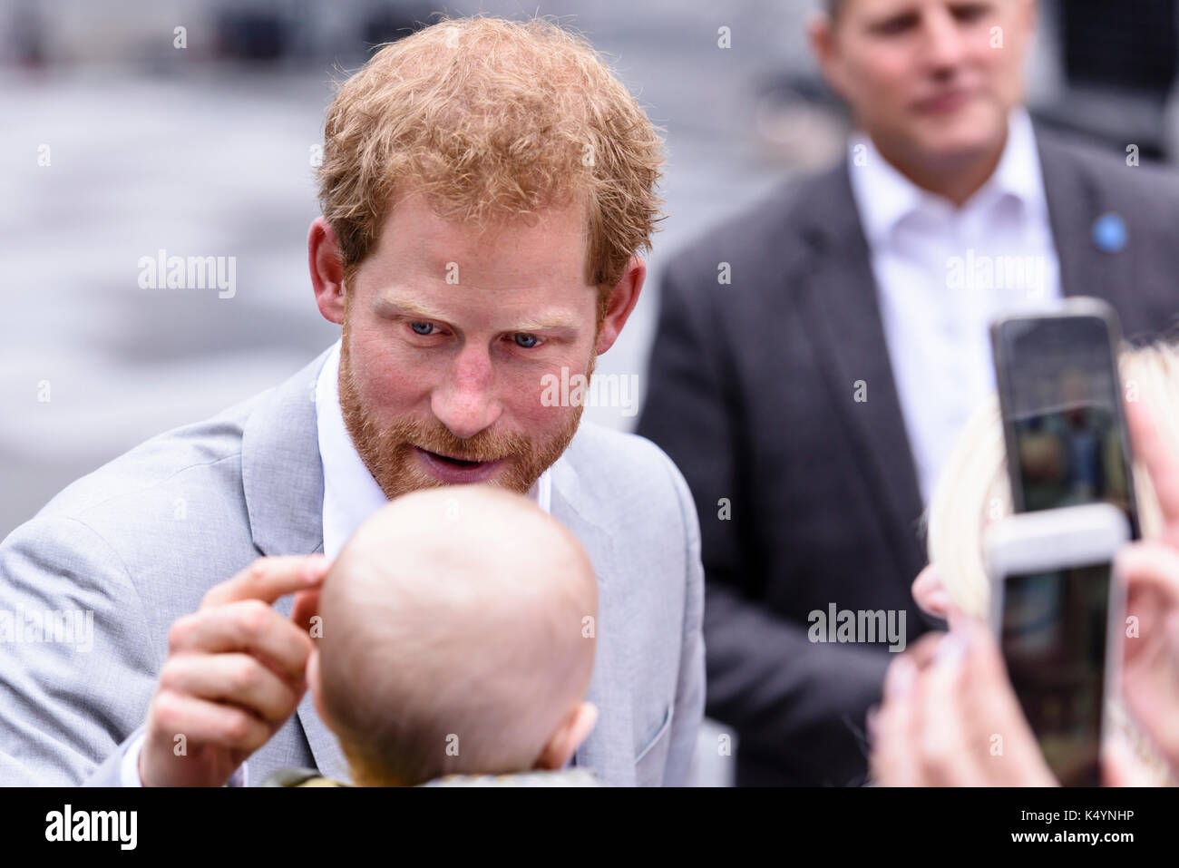 Belfast, Irlanda del Nord. 07/09/2017 - il principe Harry si ferma ad ammirare un bambino durante un aborigeno a Belfast il suo primo Irlanda del Nord visitate. Foto Stock