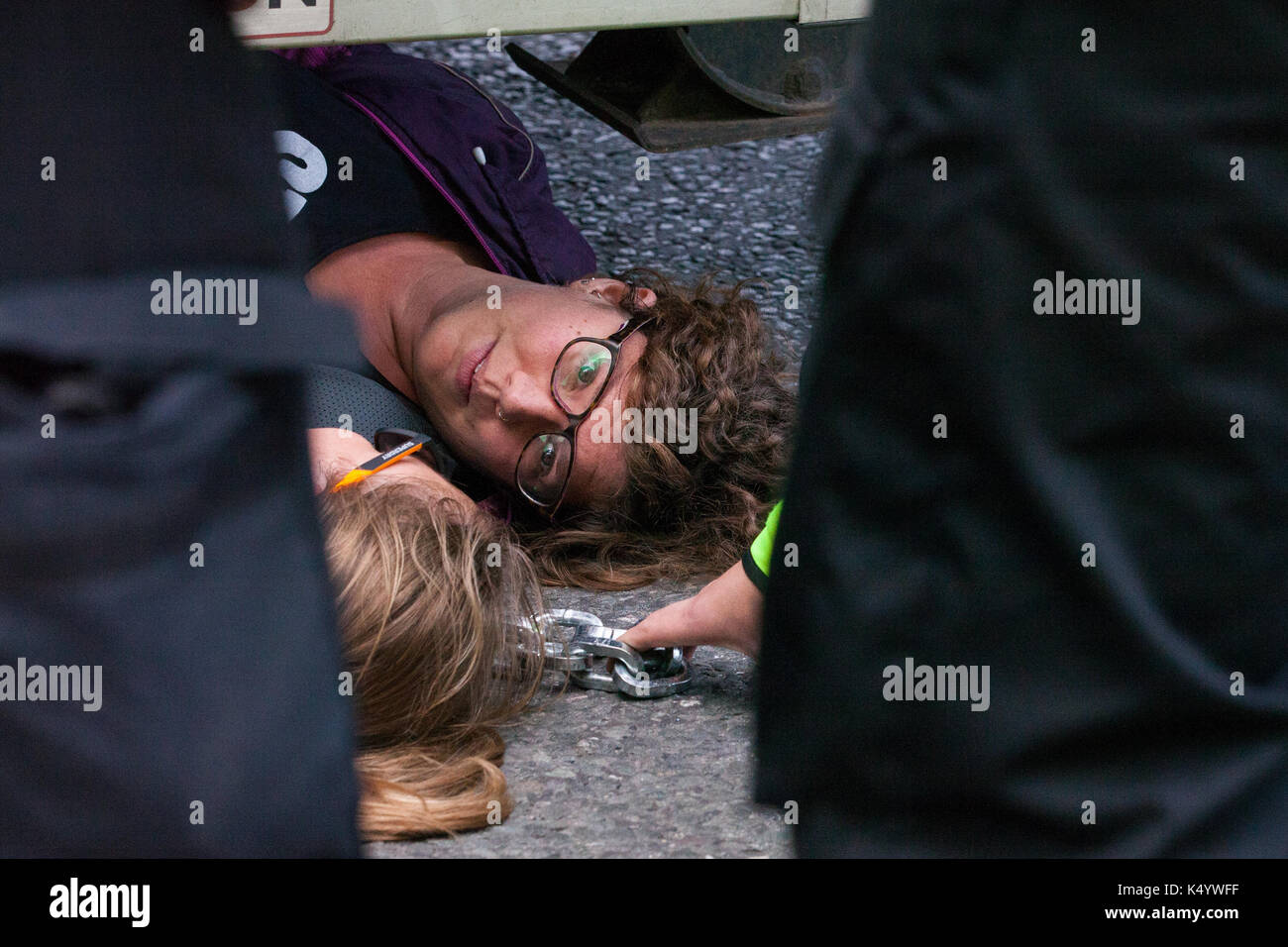 Londra, Regno Unito. 7 Sep, 2017. Gli attivisti contro il commercio di armi agganciare un rimorchio trasporto di una barca militare al centro ExCel per la prossima settimana al Salone DSEI arms fair. Credito: Mark Kerrison/Alamy Live News Foto Stock