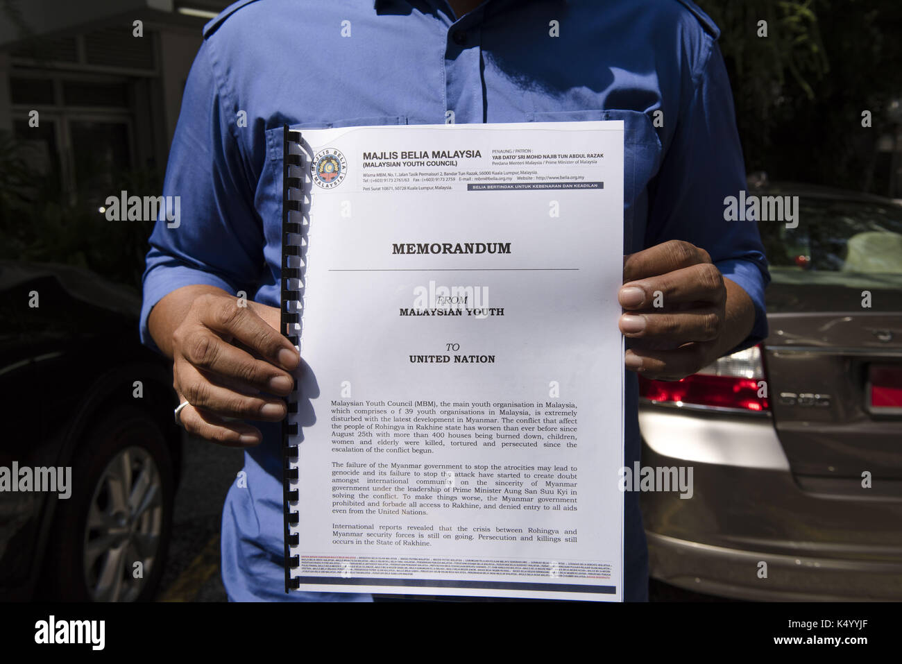 Kuala Lumpur, Malesia. 8 Sep, 2017. khairul azwan harun(41,â politico) che vice leader dell UMNO (United Malays National Organization) Gioventù contiene un memorandum al di fuori del quartier generale delle Nazioni Unite di Kuala Lumpur in Malesia nel settembre, 09, 2017.â .umnoâ urgesâ onu ad agire immediatamente circa rohingya crisi in Myanmar. Credito: Chris jung/zuma filo/alamy live news Foto Stock