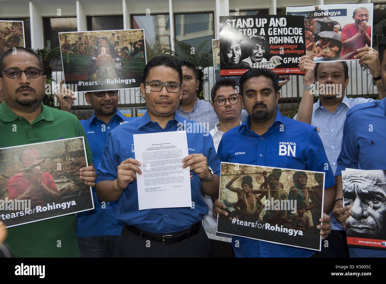 Kuala Lumpur, Malesia. 8 Sep, 2017. khairul azwan harun (centro, 41, politico) che vice leader dell UMNO (United Malays National Organization) Gioventù e umno membri picketâ al di fuori del quartier generale delle Nazioni Unite di Kuala Lumpur in Malesia. Essi ONU esorta ad agire immediatamente sulla crisi Rohingya in Myanmar. Credito: Chris jung/zuma filo/alamy live news Foto Stock