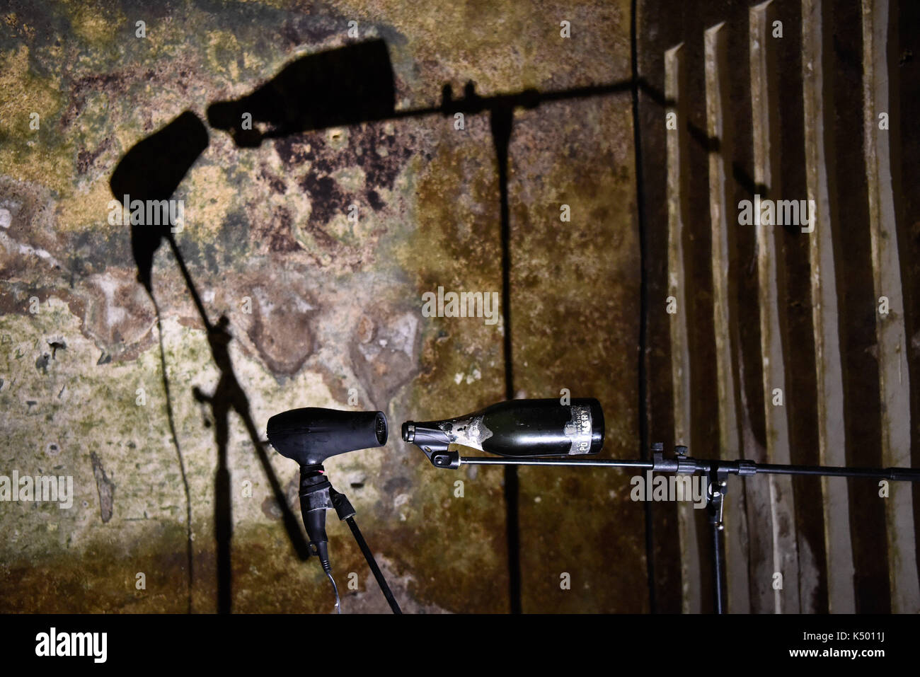 Reims. 7 Sep, 2017. Foto scattata su sept. 7, 2017 mostra un pezzo di arte contemporanea sul lavoro all'interno della cantina della casa di pommery di Reims, Francia. il 17km-lunga cantina della casa di pommery è convertito da una cava romana e ha ora circa 30 milioni di bottiglie di champagne in stock. La casa di pommery è stata fondata nel 1858 ed è stata considerata la prima casa a preparare e a commercializzare il brut champagne nel 1874. Credito: chen yichen/xinhua/alamy live news Foto Stock