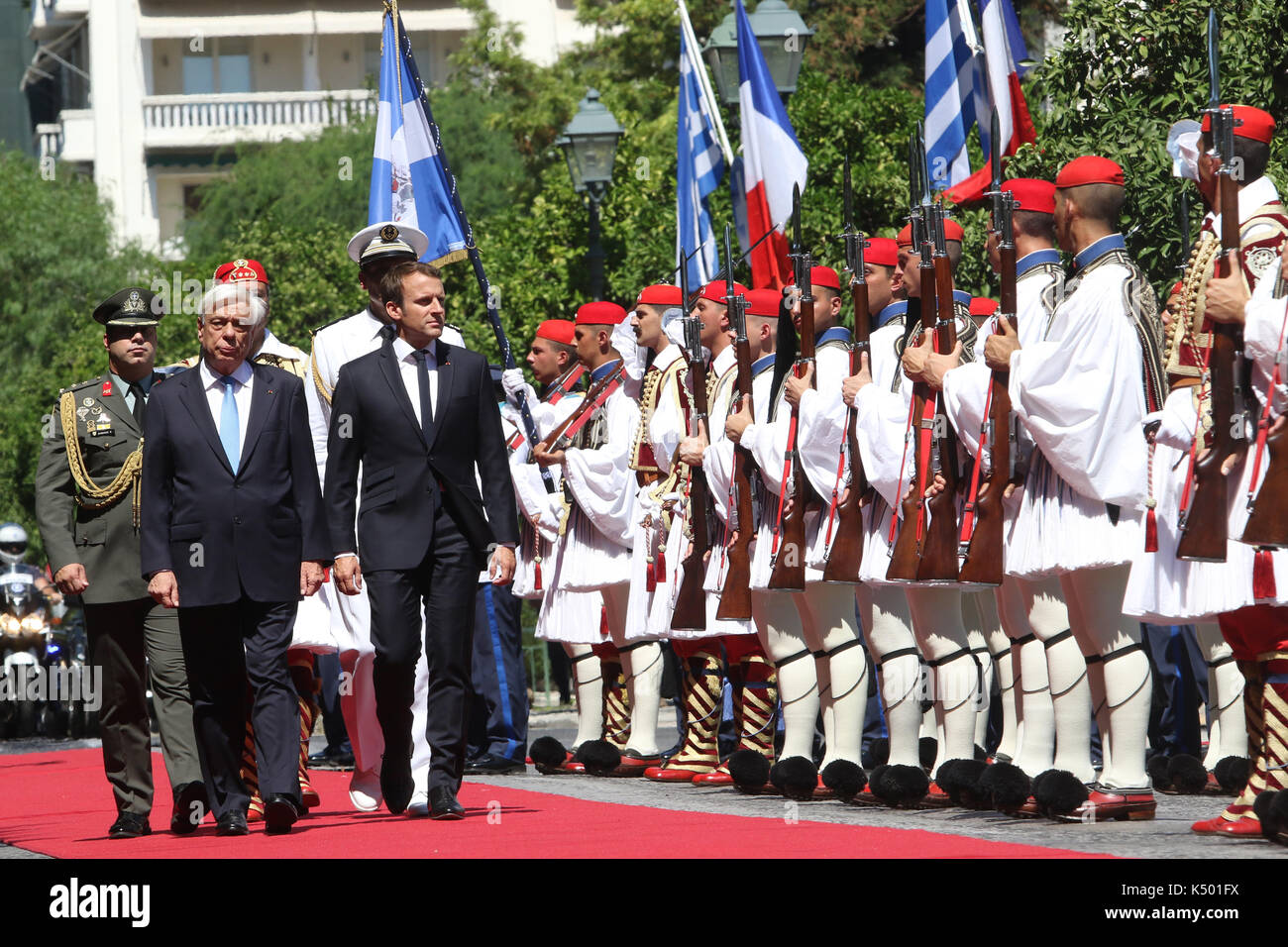 Atene, Grecia. 07Th Sep, 2017. Il Presidente francese Emmanuel Macron con il presidente Greco Prokopis Paulopoulos passeggiate attraverso le guardie presidenziali al di fuori del Palazzo Presidenziale Evzones. Il Presidente francese Emmanuel Macron arriva in Grecia per una due giorni di visita ufficiale di incontrare il Primo Ministro greco, Alexis Tsipras e Presidente Prokopis Pavlopoulos. Credito: SOPA Immagini limitata/Alamy Live News Foto Stock