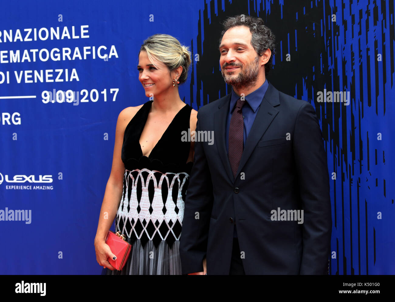 L'Europa, Italia, lido di venezia, 07 settembre, 2017 : attore italiano claudio santamaria e fidanzata francesca barra, nella darsena camera, per il tappeto rosso del film ' brutti e cattivi - brutto e cattivo ' (regista Cosimo gomez ), a 74a venice international film festival foto © ottavia da re/sintesi/alamy live news Foto Stock