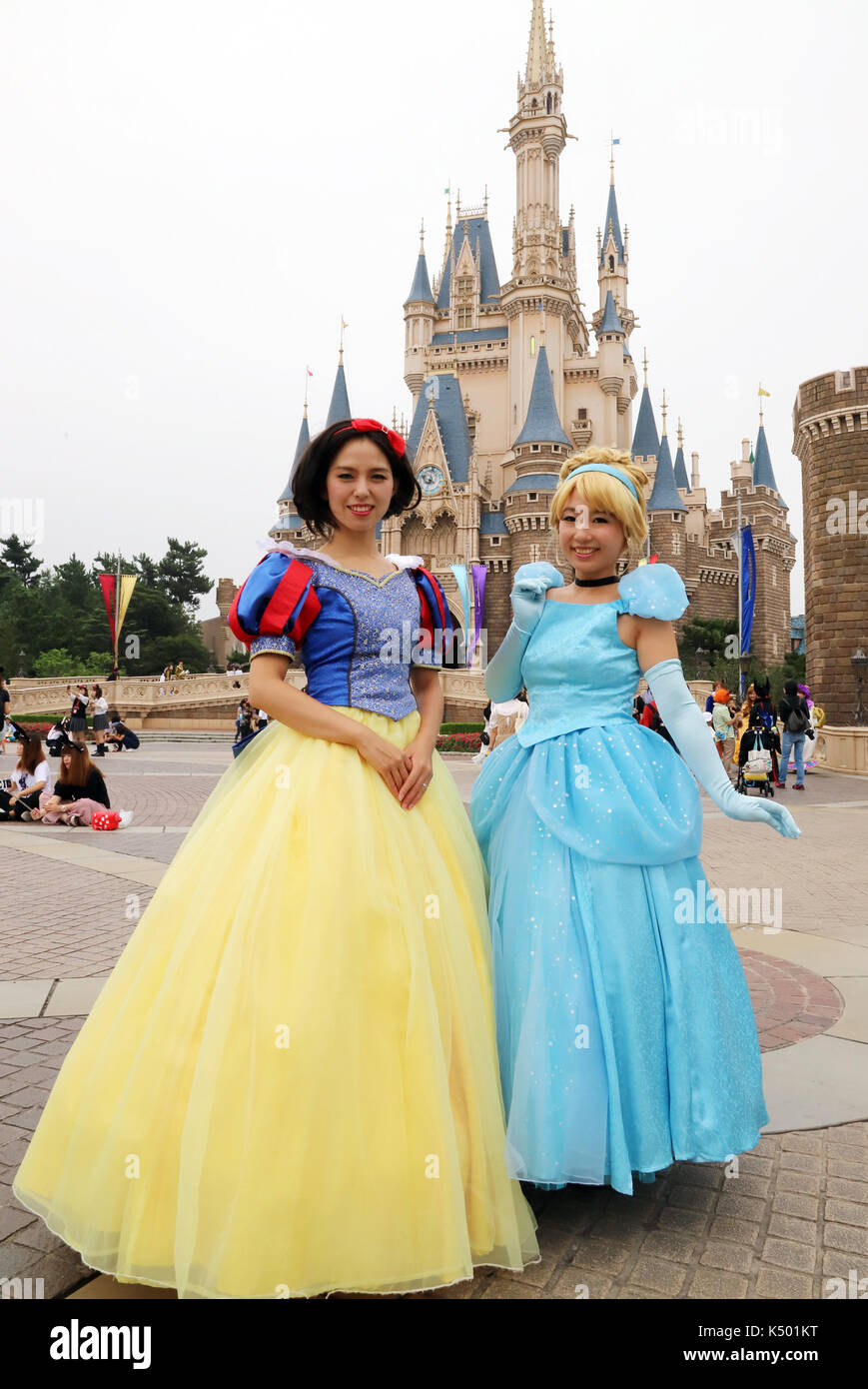 Urayasu, Giappone. 7 Sep, 2017. i visitatori vestiti con i costumi della  disney film animato di posa per foto personaggio Disney Mickey Mouse saluta  gli ospiti da un galleggiante durante l'anteprima di